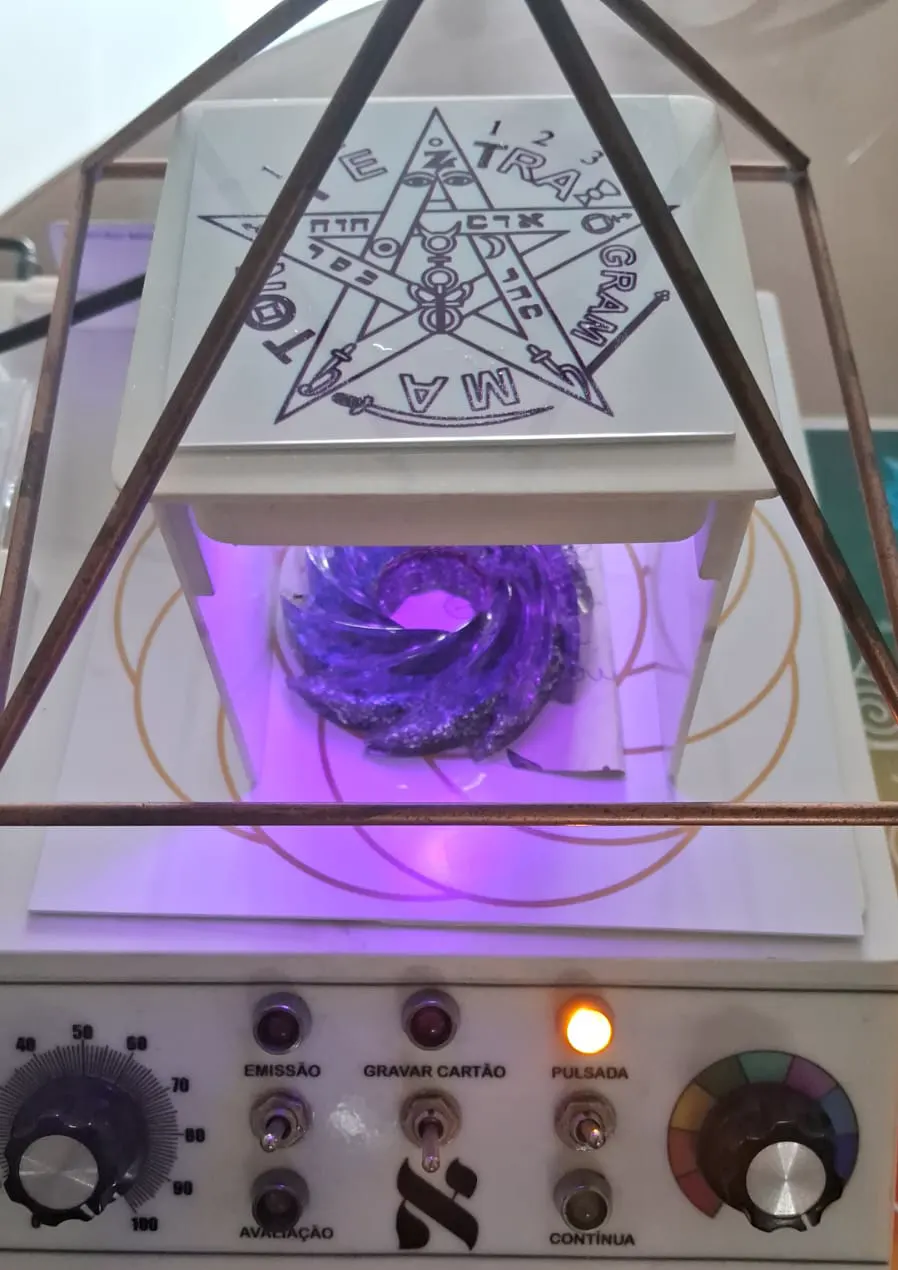 Câmara de emissão iluminada em violeta sob uma pirâmide de metal