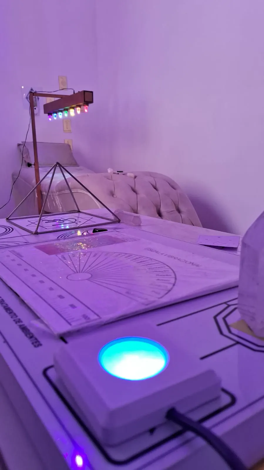 Mesa com escala vibracional e a régua de luz ao fundo